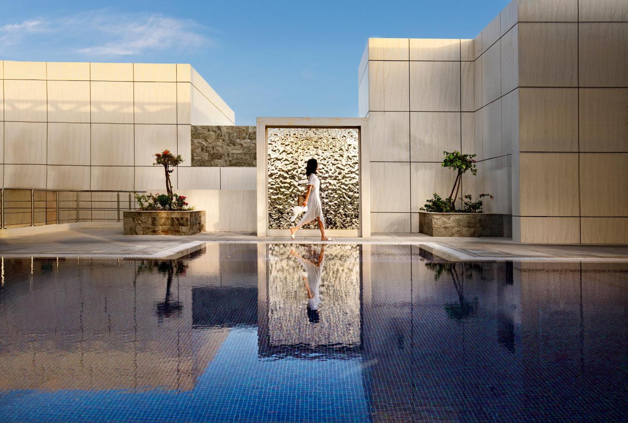 Millennium Place דוחה מראה חיצוני תמונה The pool at the hotel