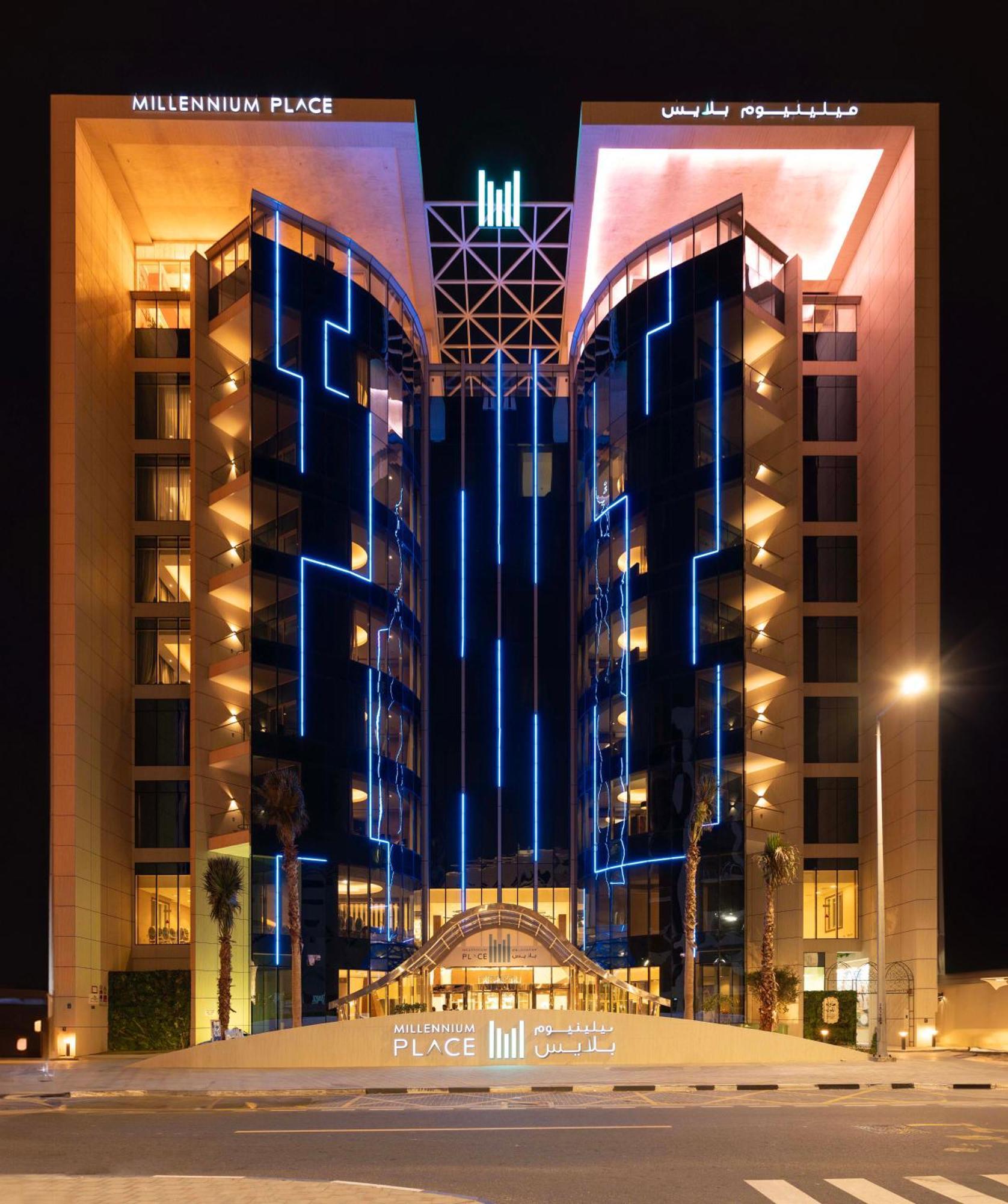 Millennium Place דוחה מראה חיצוני תמונה The hotel at night